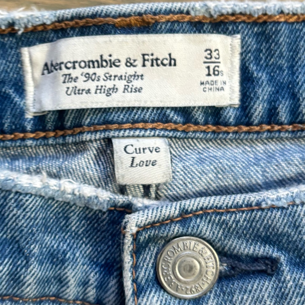 Abercrombie & Fitch 90s Straight High Rise Distressed Jeans Women’s size 16S - Picture 3 of 6